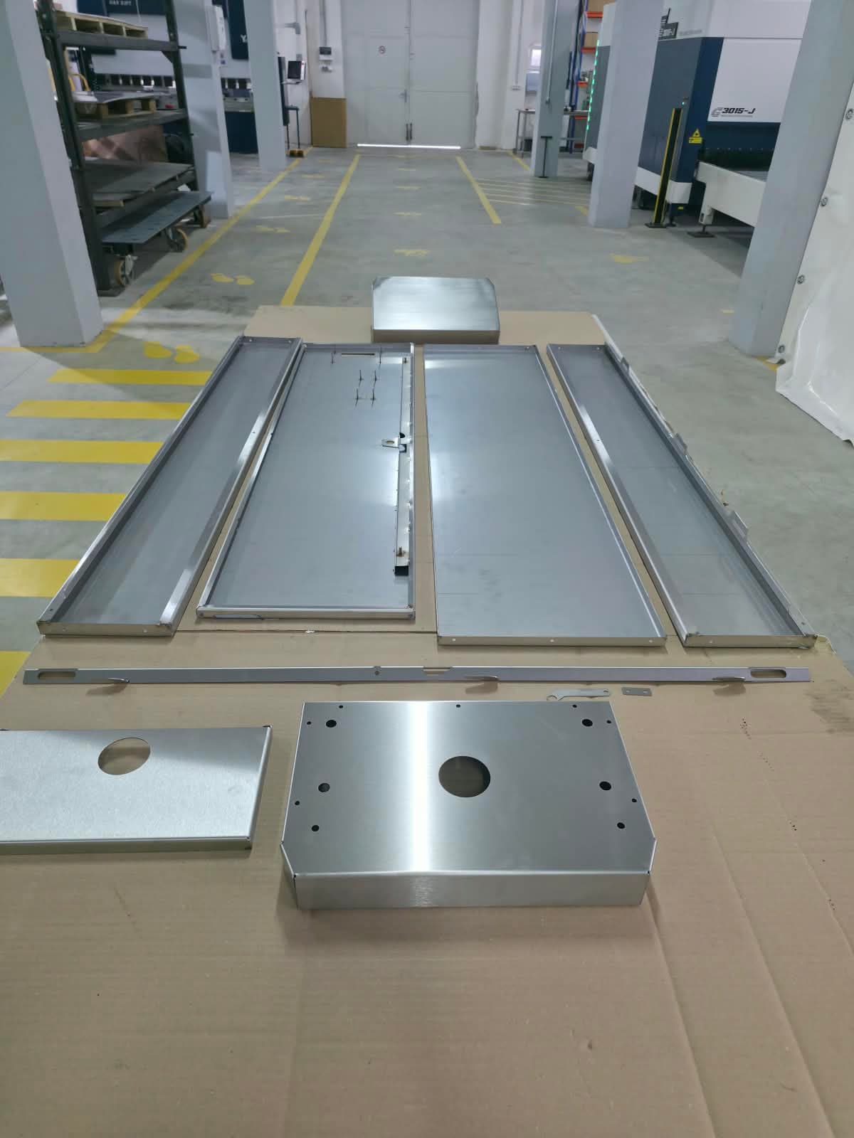 Componentele din inox ale panoului, pregătite pentru asamblare
