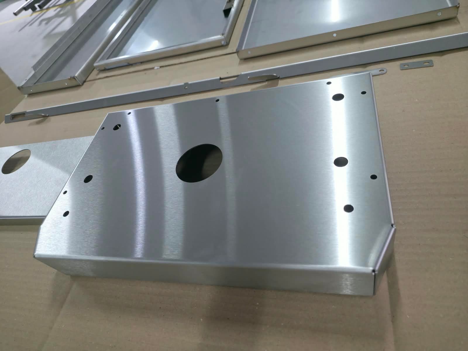 Reper din inox satinat, cu muchii îndoite și găuri de montaj