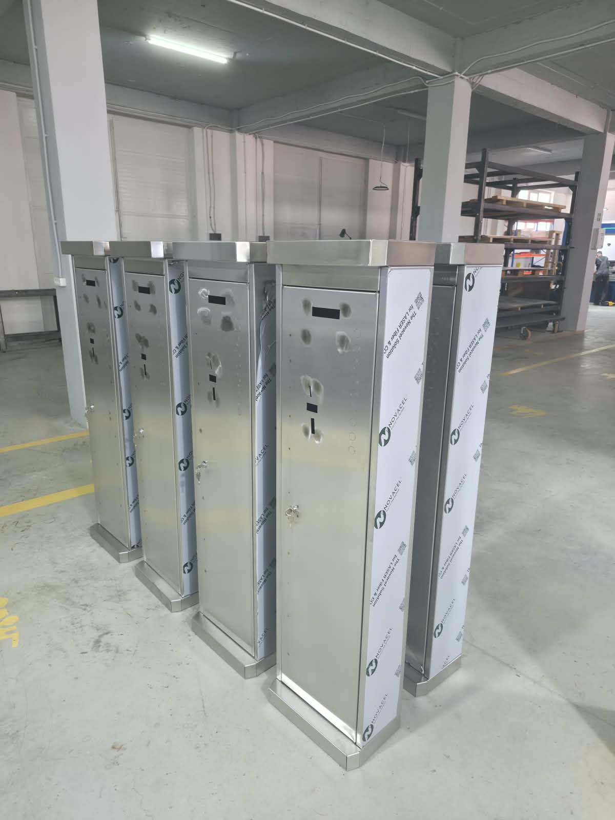 Panouri de comandă din inox, asamblate în atelierul CHT-TECH, cu folie de protecție pe laterale