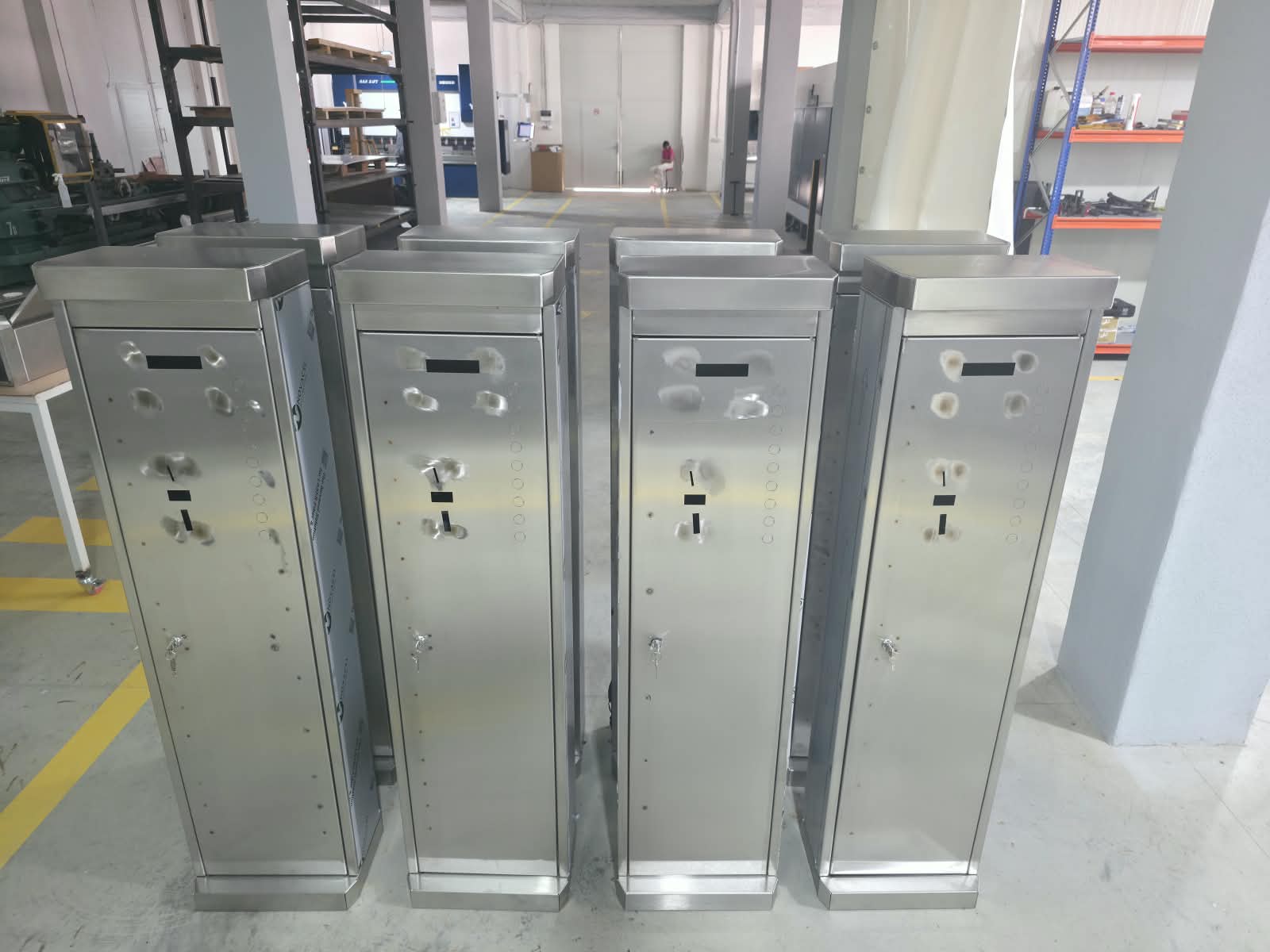 Vedere frontală a panourilor din inox, cu decupajele pentru componentele de comandă