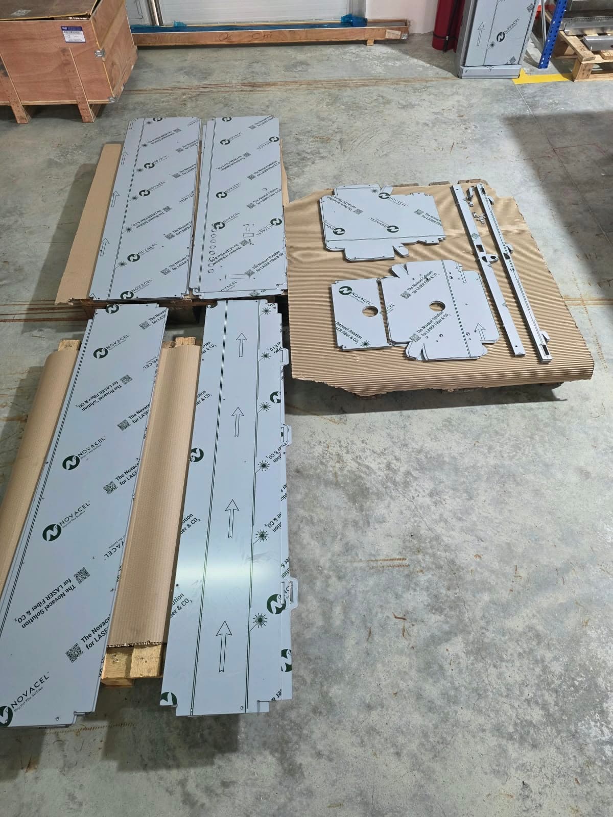 Repere din tablă de inox debitate laser, așezate în atelier înainte de formare